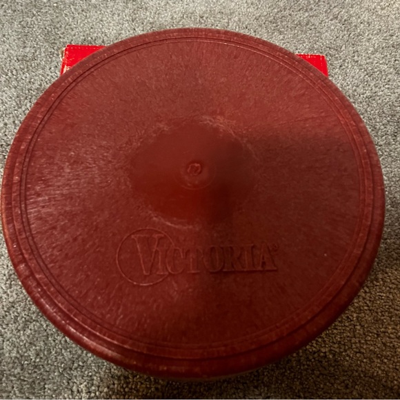 Victoria Seasoned Cast Iron Manual Dough and Tortilla Press with keeper - Picture 5 of 5